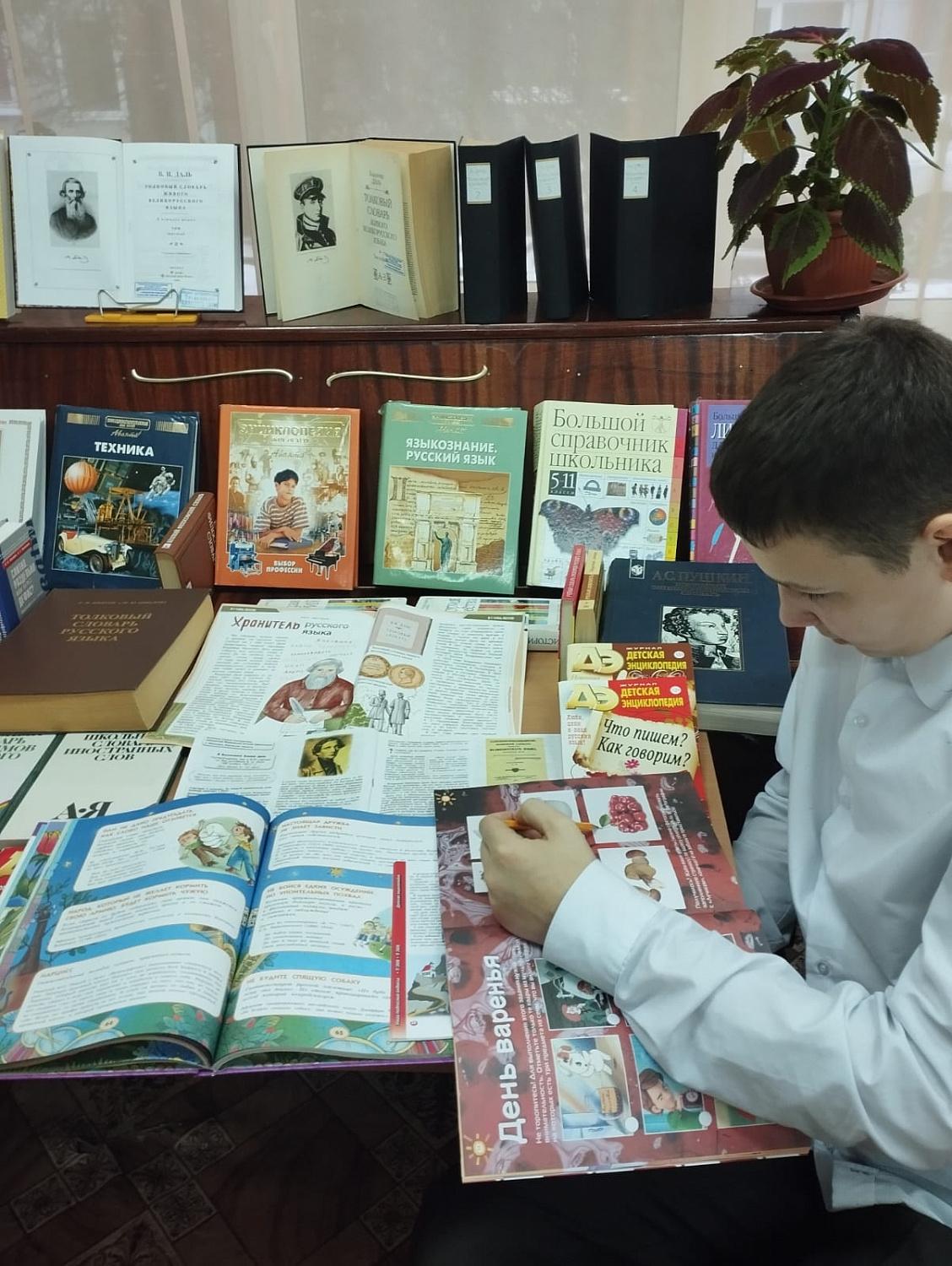 «Вселенная в алфавитном порядке»: воспитанники центра познакомились с миром словарей и энциклопедий