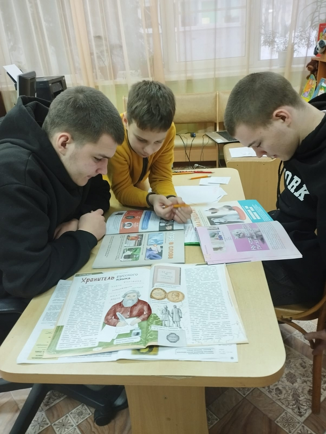 «Вселенная в алфавитном порядке»: воспитанники центра познакомились с миром словарей и энциклопедий