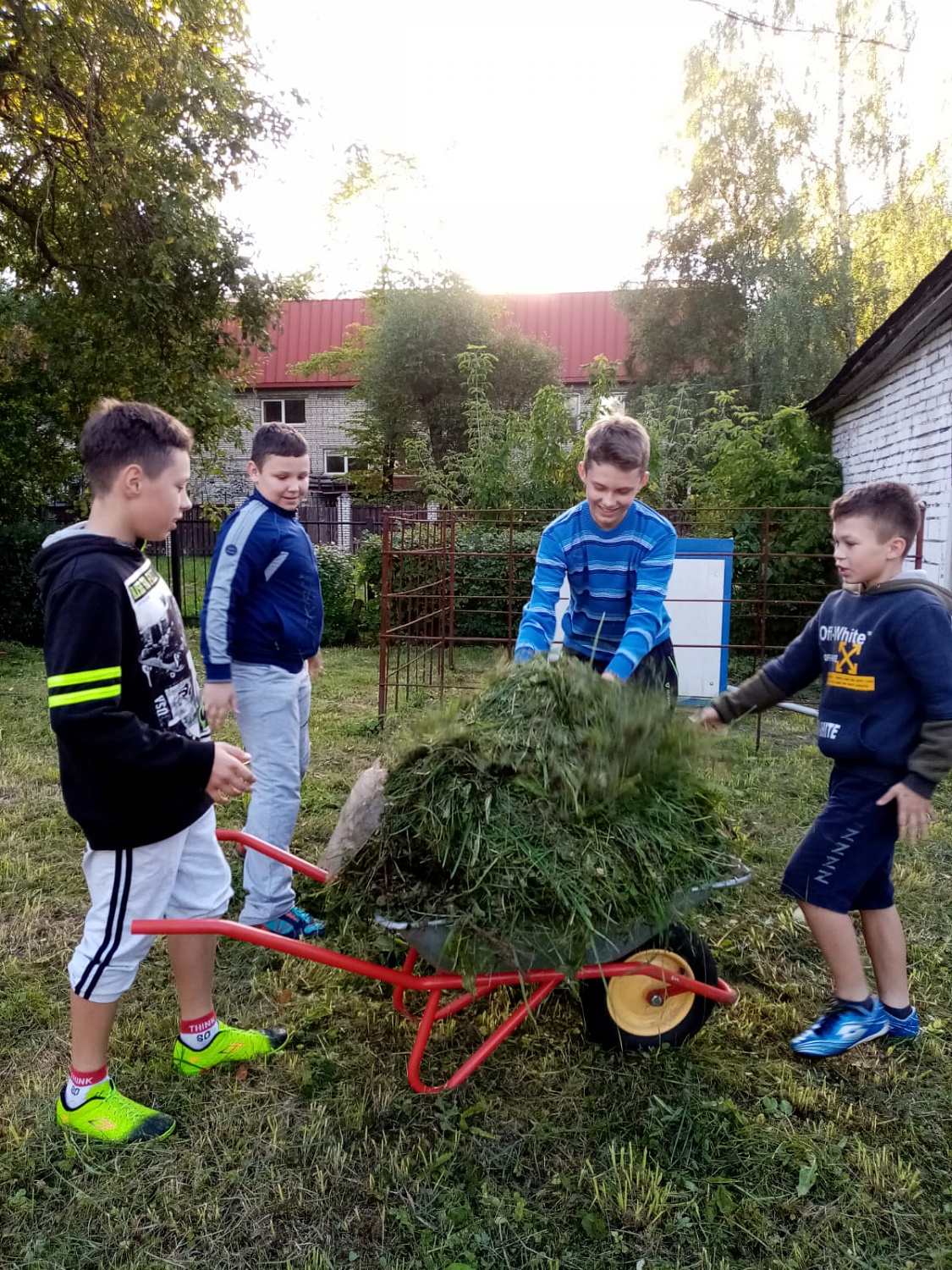 16.09.2023 г. воспитанники помогали убирали территорию ГБУ ЛО «Тихвинский ресурсный центр» от опавшей листвы