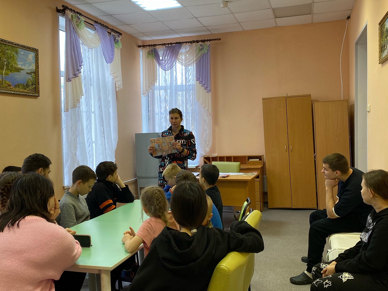 Воспитанники Тихвинского ресурсного центра отметили День Городецкой росписи