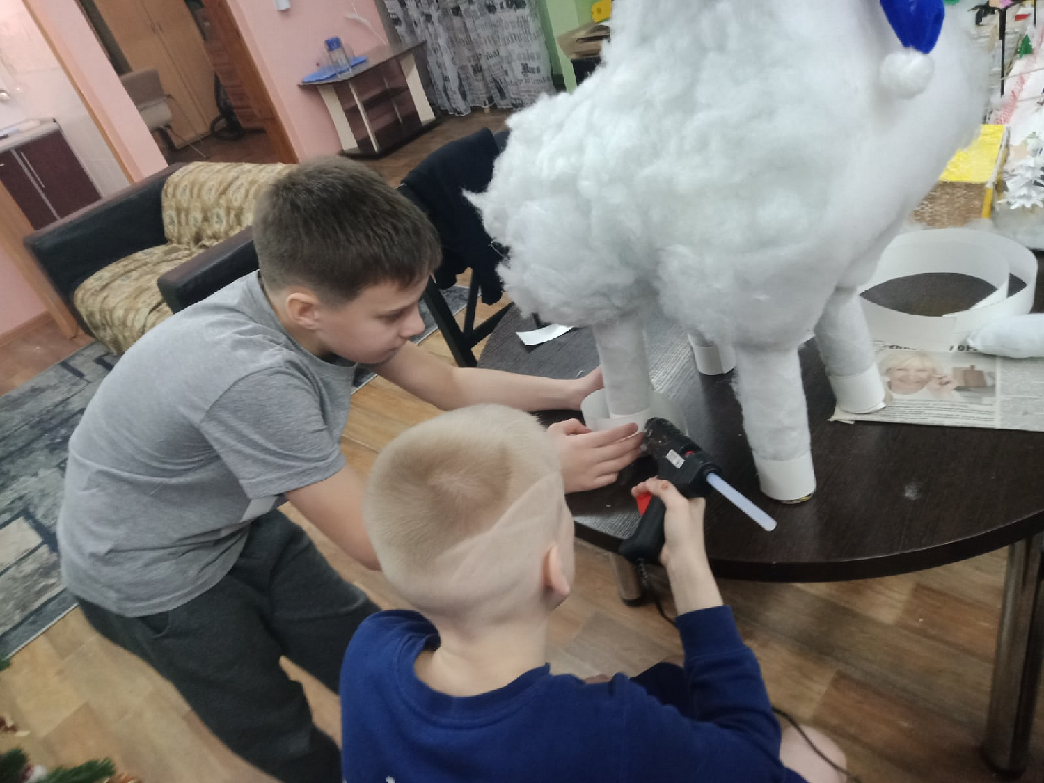 Наши мальчишки и их наставники творят сказку своими руками.