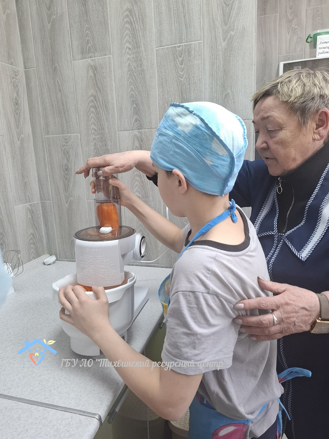 Кулинарное открытие: мальчишки за 10 минут превратили ведро моркови в «стружечку»