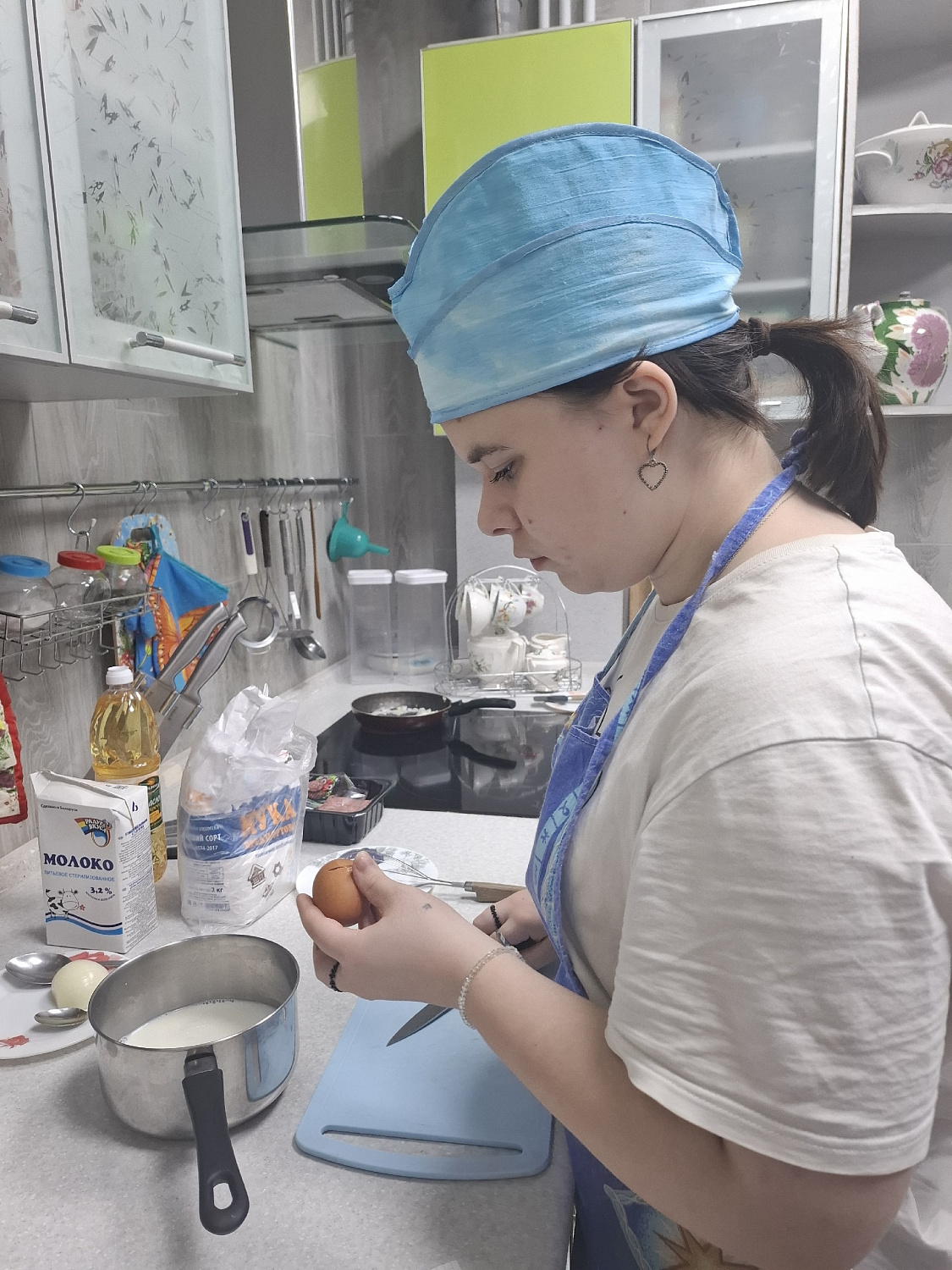Аня на кухне: блинчики, улыбка и уверенные руки