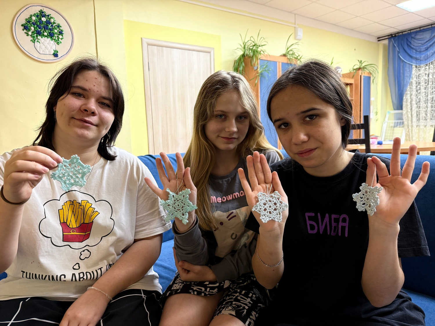 Волшебство своими руками: наши мастерицы связали ажурные снежинки для елки