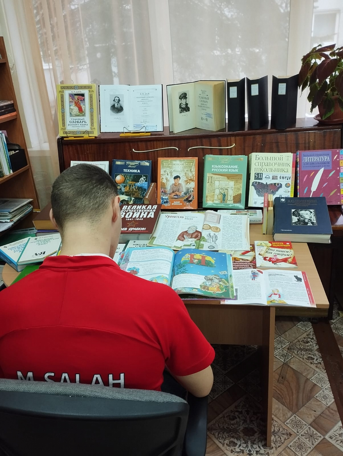 «Вселенная в алфавитном порядке»: воспитанники центра познакомились с миром словарей и энциклопедий