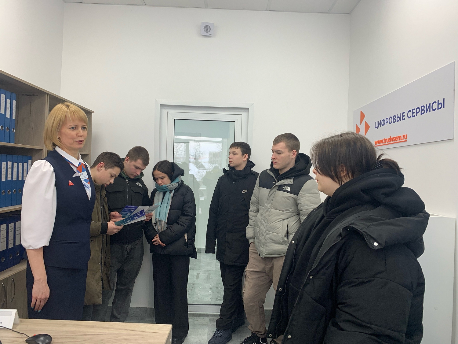 Выбор профессии начинается с дружеской встречи: как воспитанники Тихвинского ресурсного центра побывали в обновленном кадровом центре.