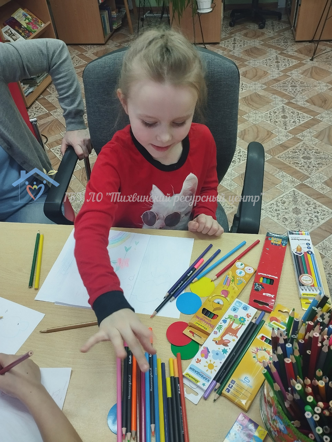 «Каждый охотник желает знать...»: в библиотеке шумно и красочно отметили День цветных карандашей.