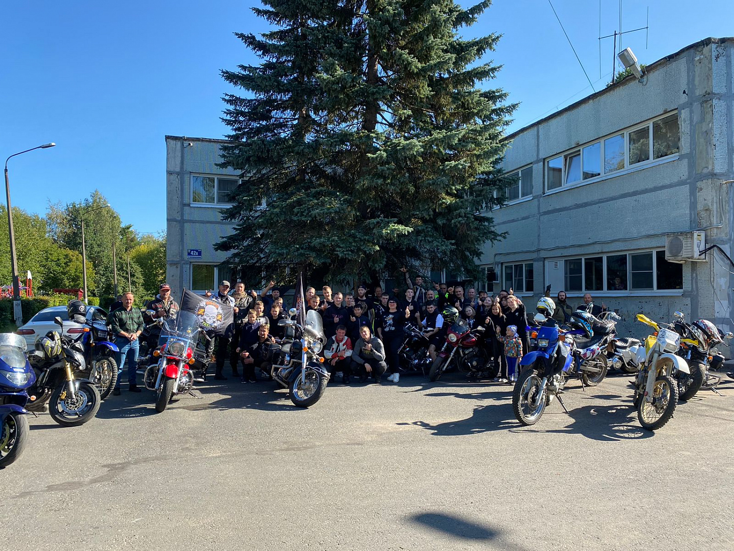 В гости к воспитанникам Тихвинского ресурсного центра приехали мотоциклисты