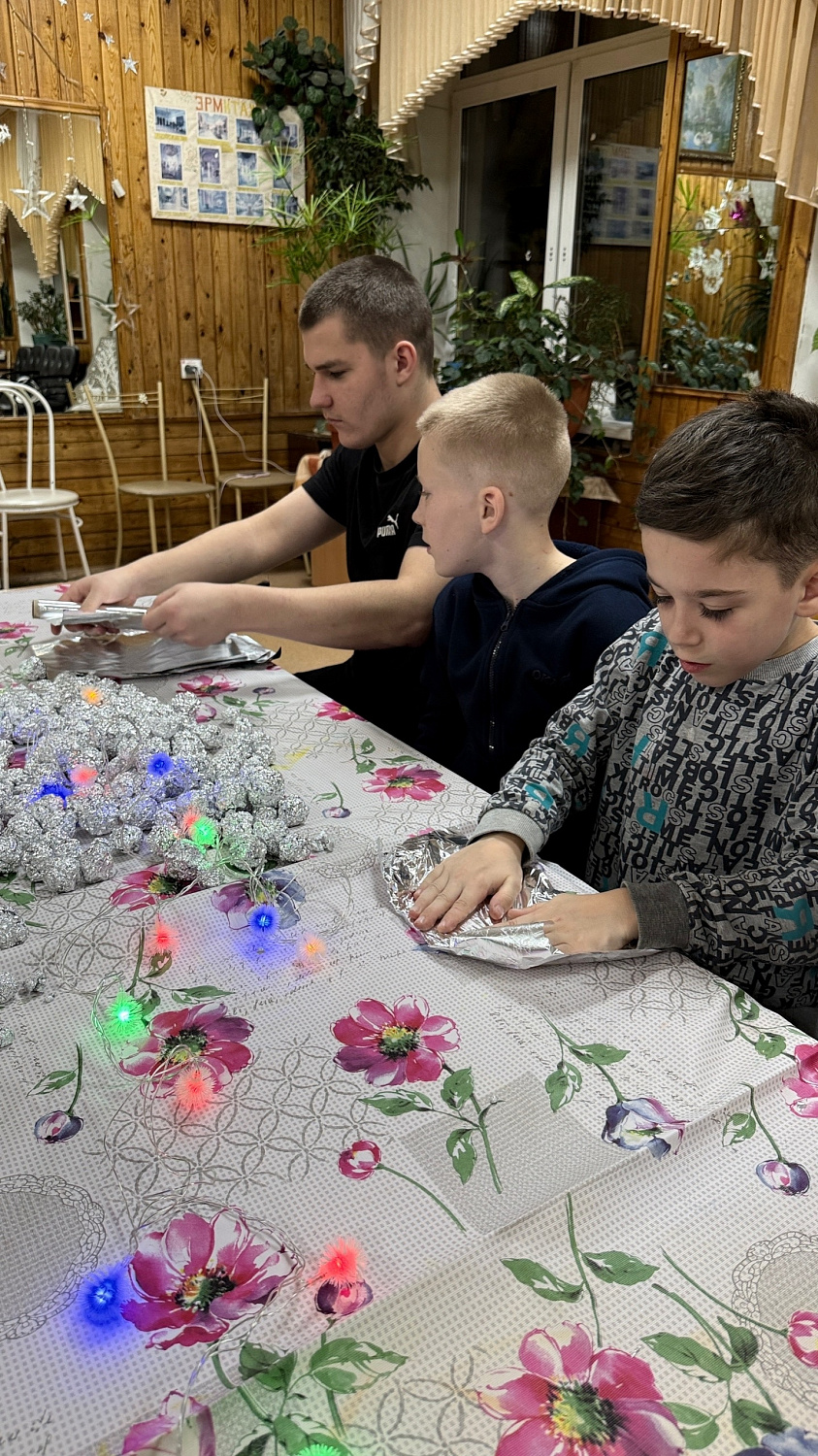 Волшебство своими руками: ребята создали уникальную новогоднюю елку!
