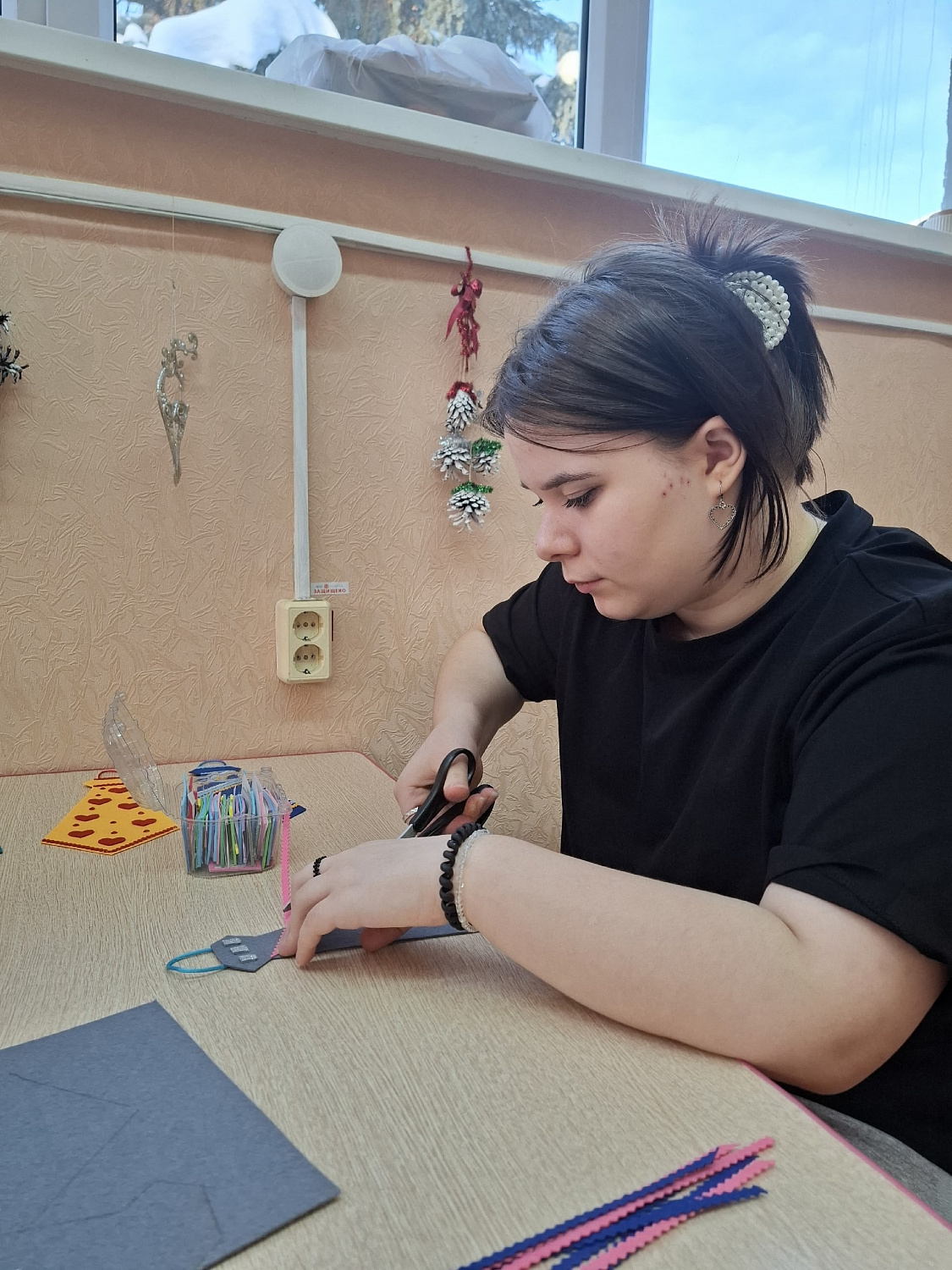 Творчество в честь защитников: как девочки готовятся к празднику.