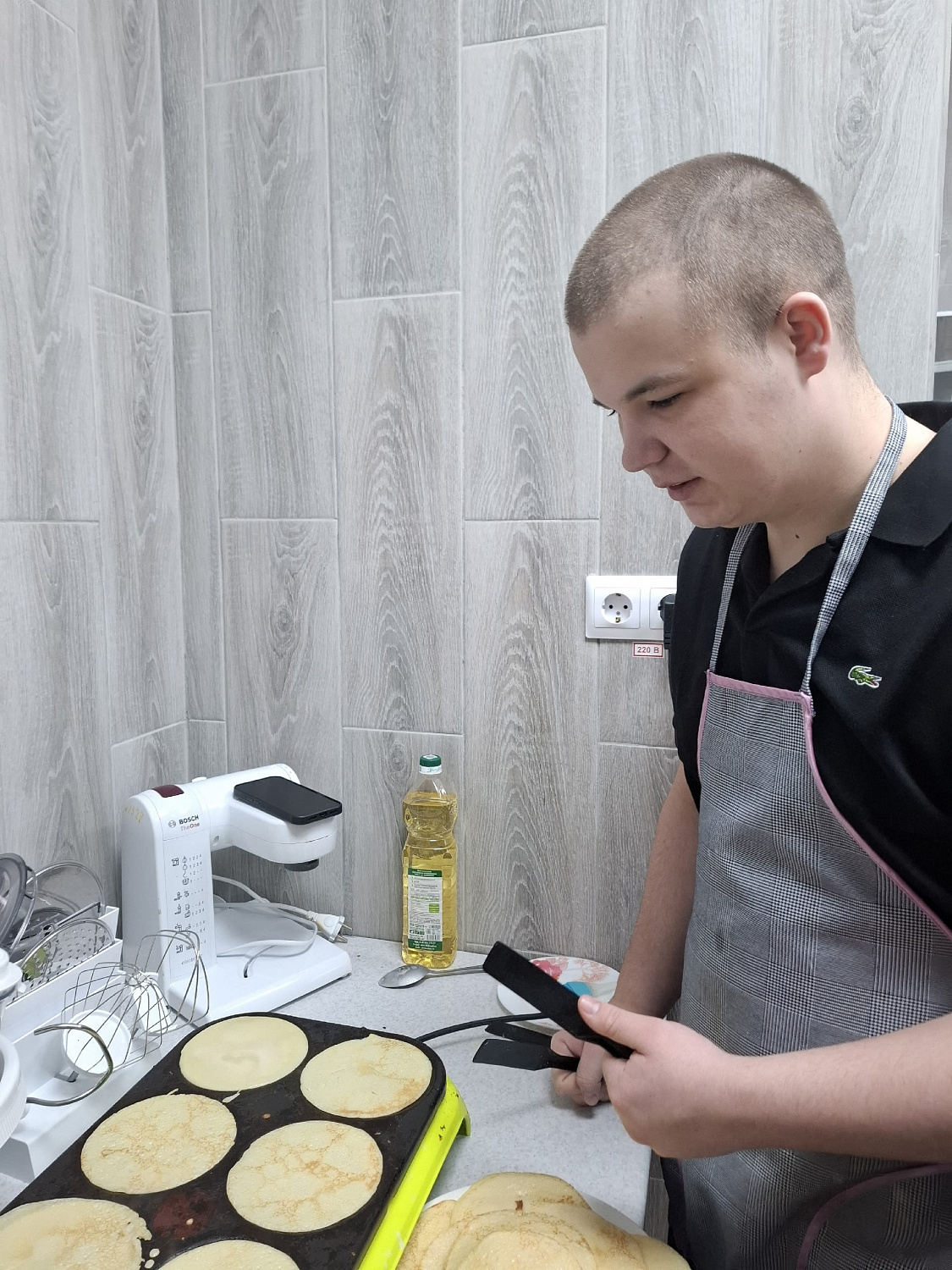 В Тихвинском ресурсном центре встретили Прощеное воскресенье горячими блинами.