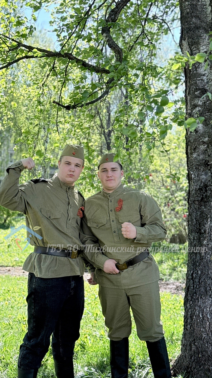 Трогательная фотосессия «Примерь на себя форму прадеда»