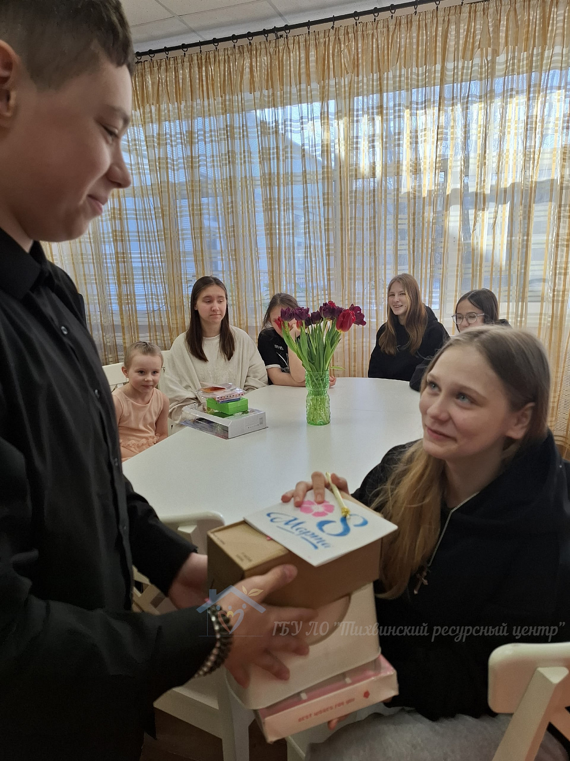 Весенний сюрприз: мальчики ресурсного центра поздравили девчонок с 8 Марта.