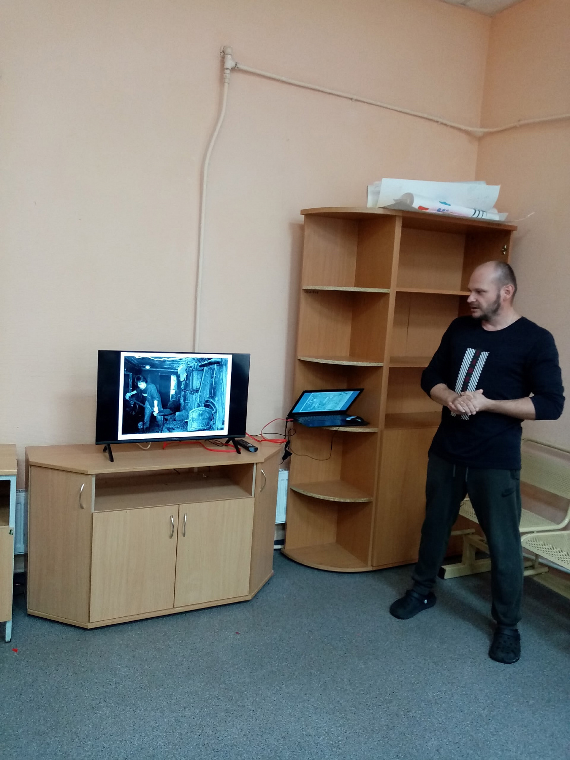 «Звезда по имени Солнце»: воспитанники Тихвинского ресурсного центра почтили память Виктора Цоя.