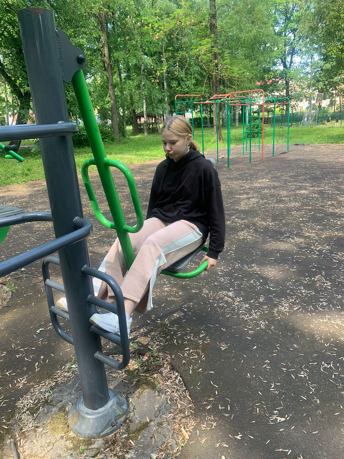Занятия на уличных тренажёрах