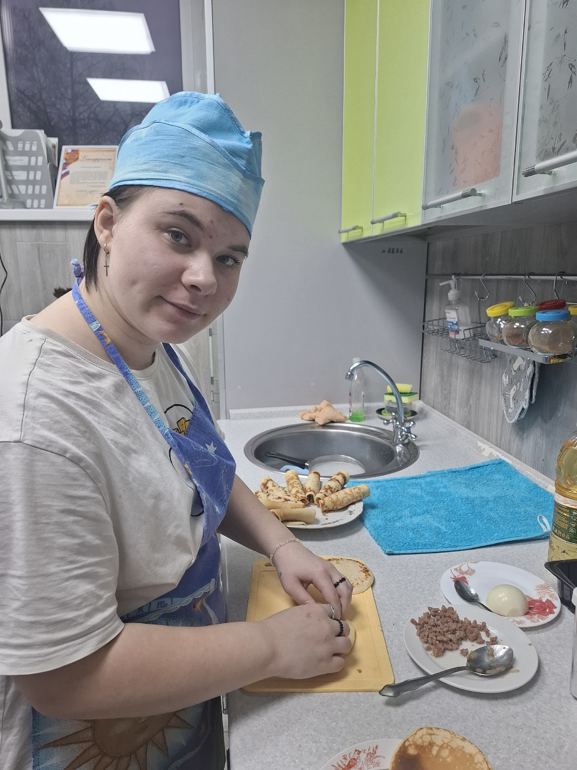 Аня на кухне: блинчики, улыбка и уверенные руки