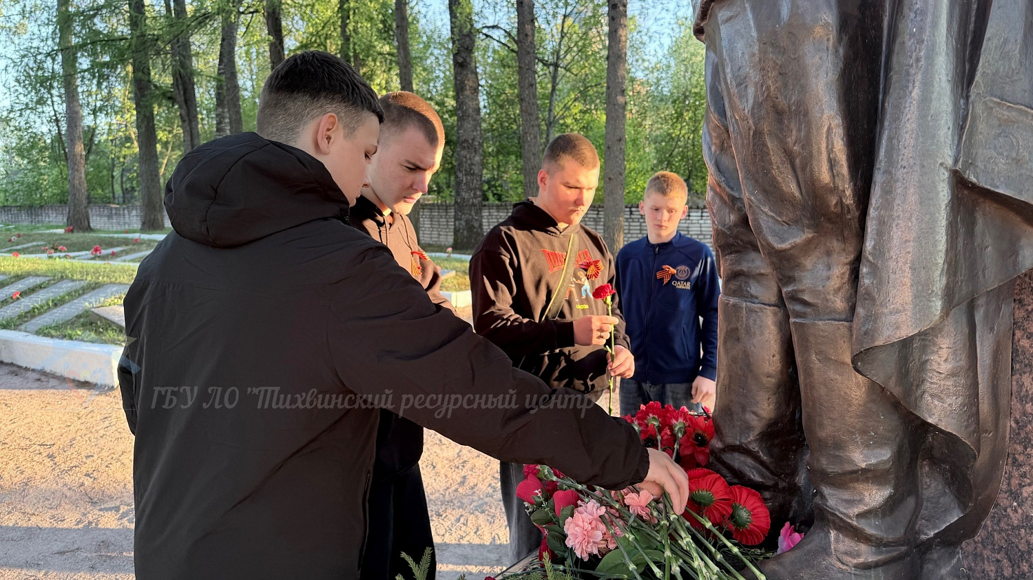 Воспитанники Тихвинского ресурсного центра почтили память героев в День Победы