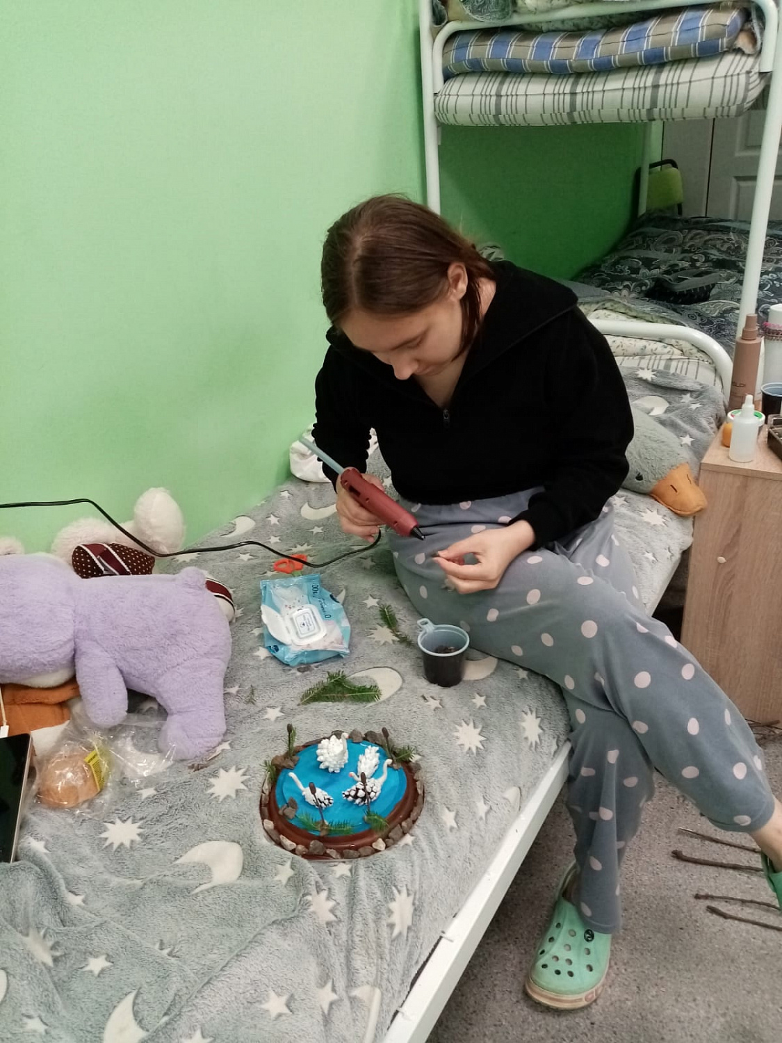 Подготовка к конкурсу поделок из природных материалов. Креативят девушки.