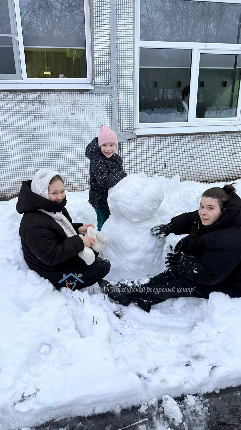 В Тихвинском ресурсном центре прошёл конкурс снежных скульптур.