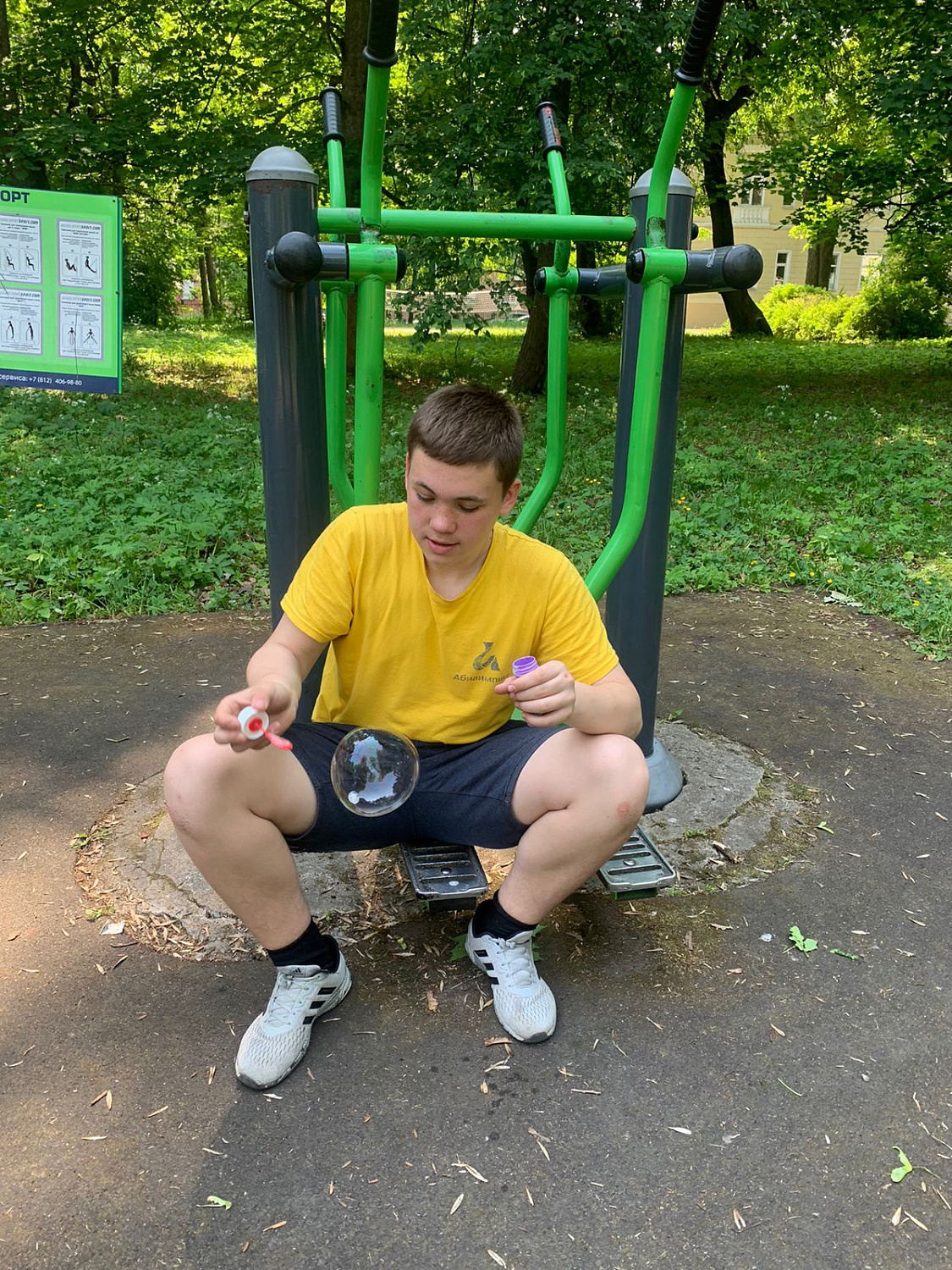 Летящие по воздуху прозрачные шары. Мыльные пузыри