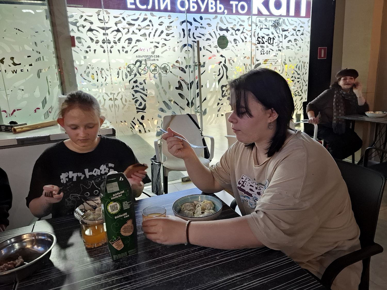 Творчество, кулинария и теплое общение: волонтёрская встреча в кафе «Время есть»
