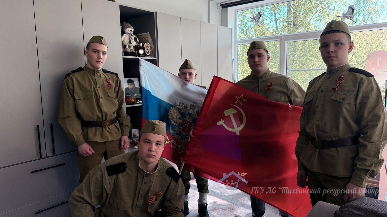 Трогательная фотосессия «Примерь на себя форму прадеда»