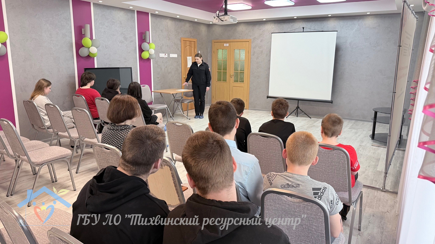 Профилактическая беседа с инспектором ПДН прошла в Тихвинском ресурсном центре