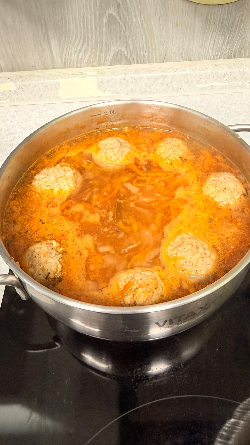 Юные кулинары освоили искусство приготовления супа с фрикадельками