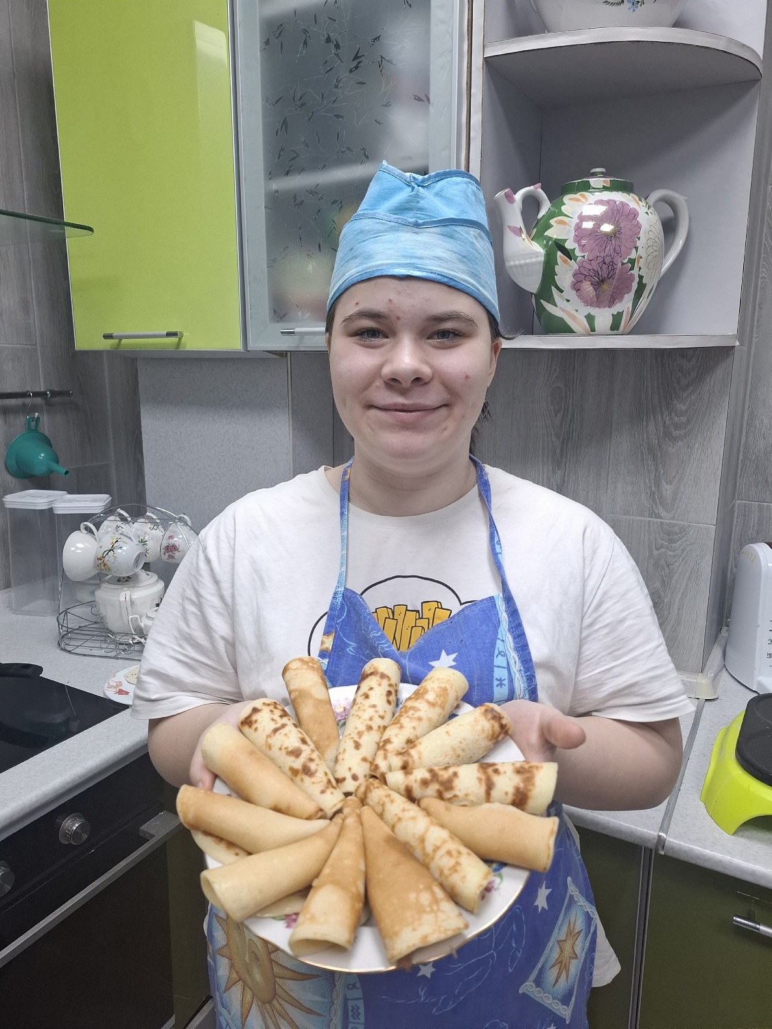 Аня на кухне: блинчики, улыбка и уверенные руки