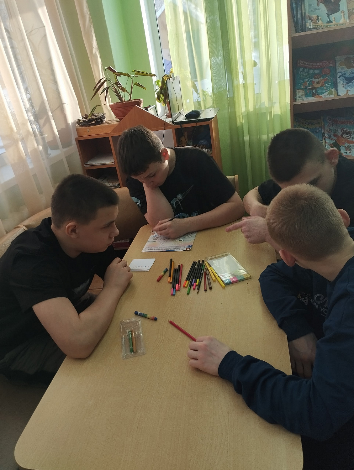 Зимние игры. День творчества: «Раскраски народов России» Когда карандаши становятся путешественниками! Как мы рисовали многоцветную карту России, не выходя из комнаты.