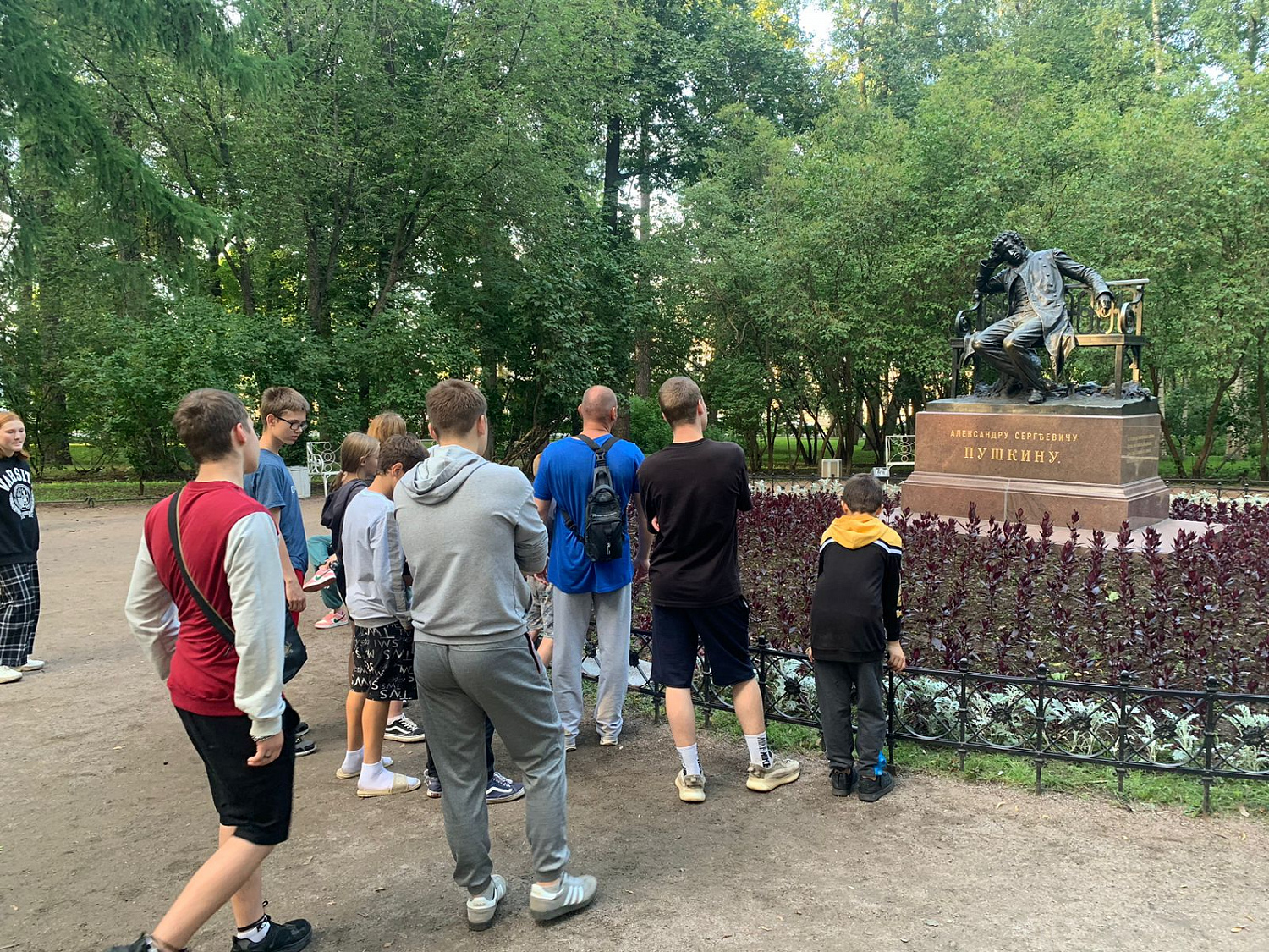 Воспитанники продолжают знакомство с памятниками города Пушкин