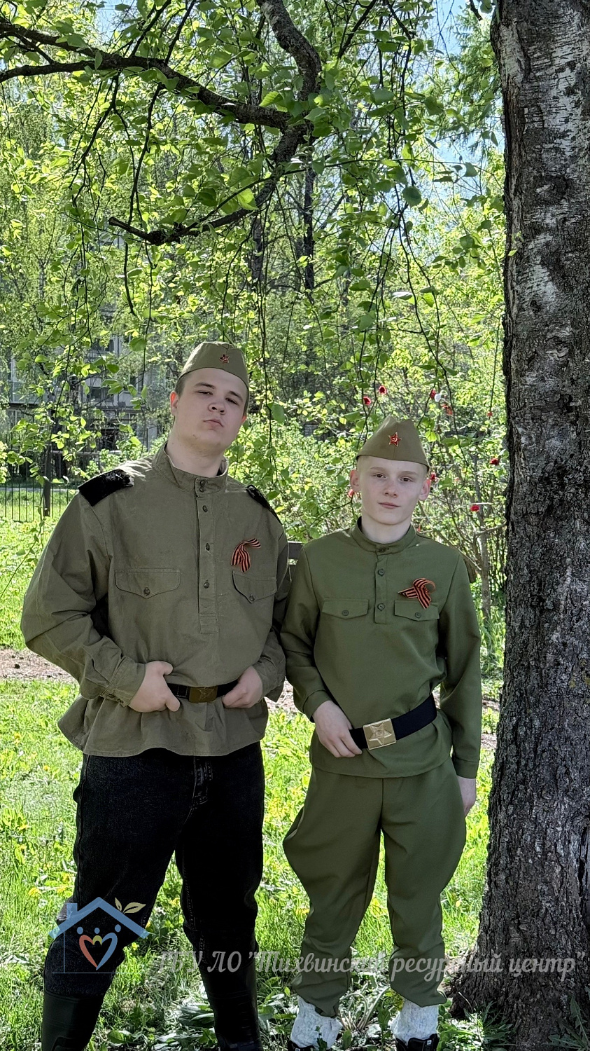 Трогательная фотосессия «Примерь на себя форму прадеда»