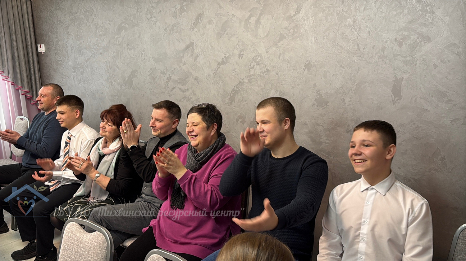 Торжественное поздравление с 8 Марта прошло в Тихвинском ресурсном центре