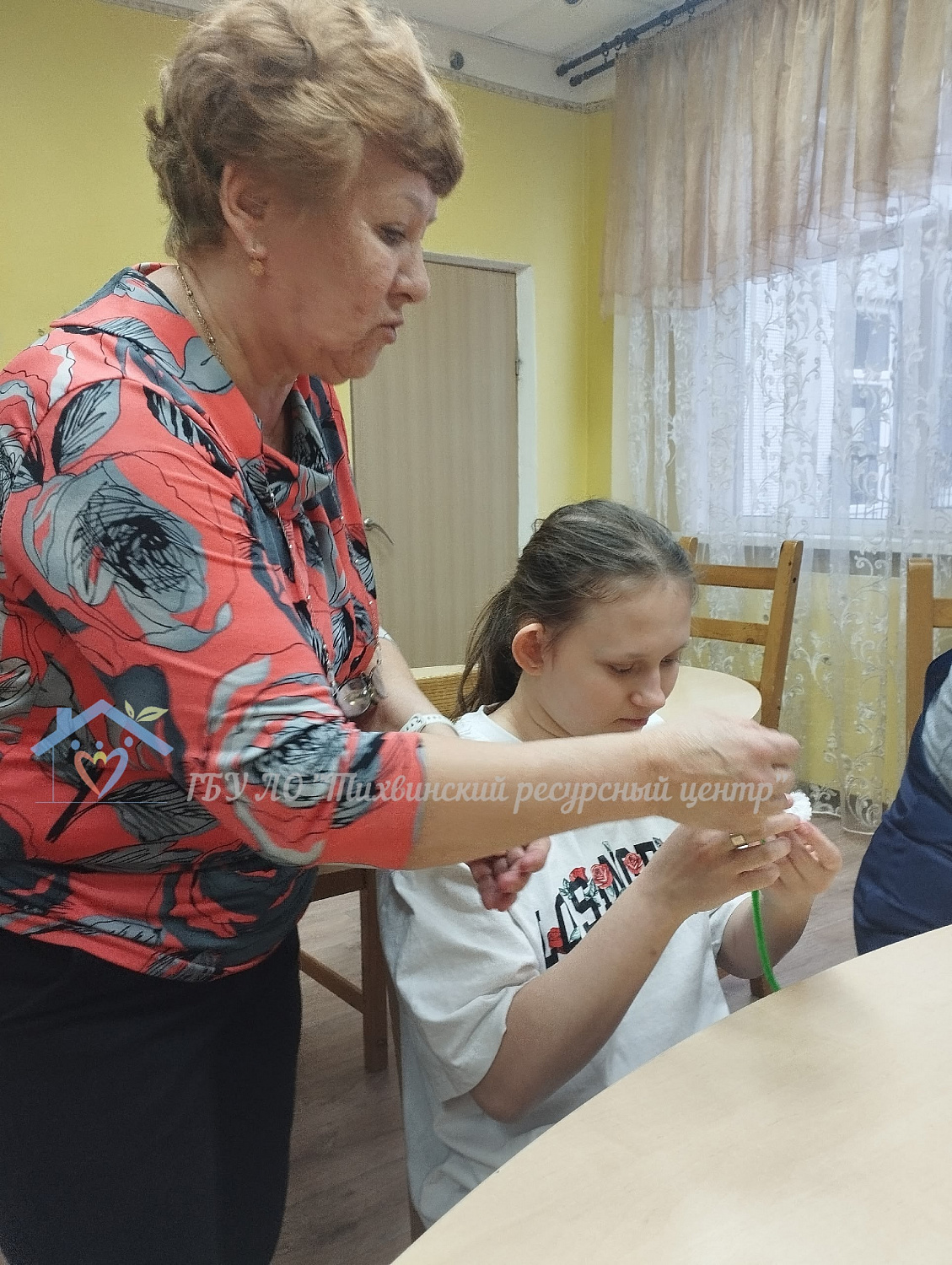 Мастер-класс по созданию цветов: весеннее настроение из синельной проволоки.