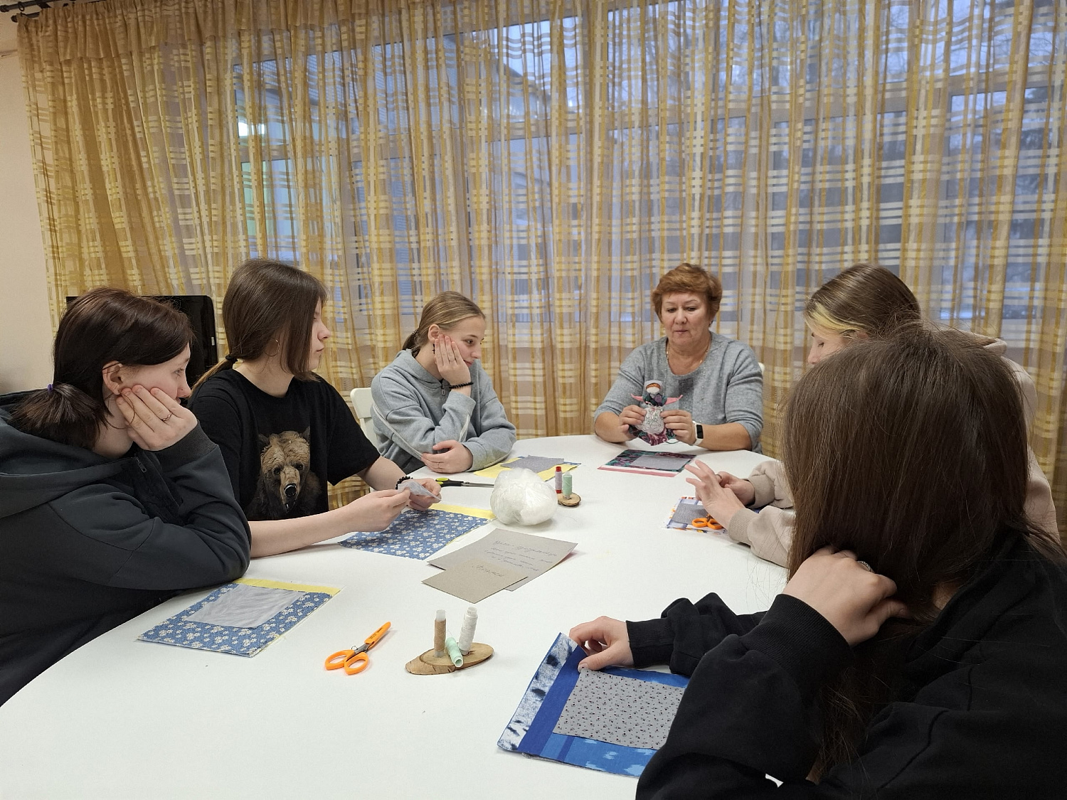 Образовательно-творческий проект «Хозяйка-рукодельница: кукла-оберег и помощница». 1 –й этап.