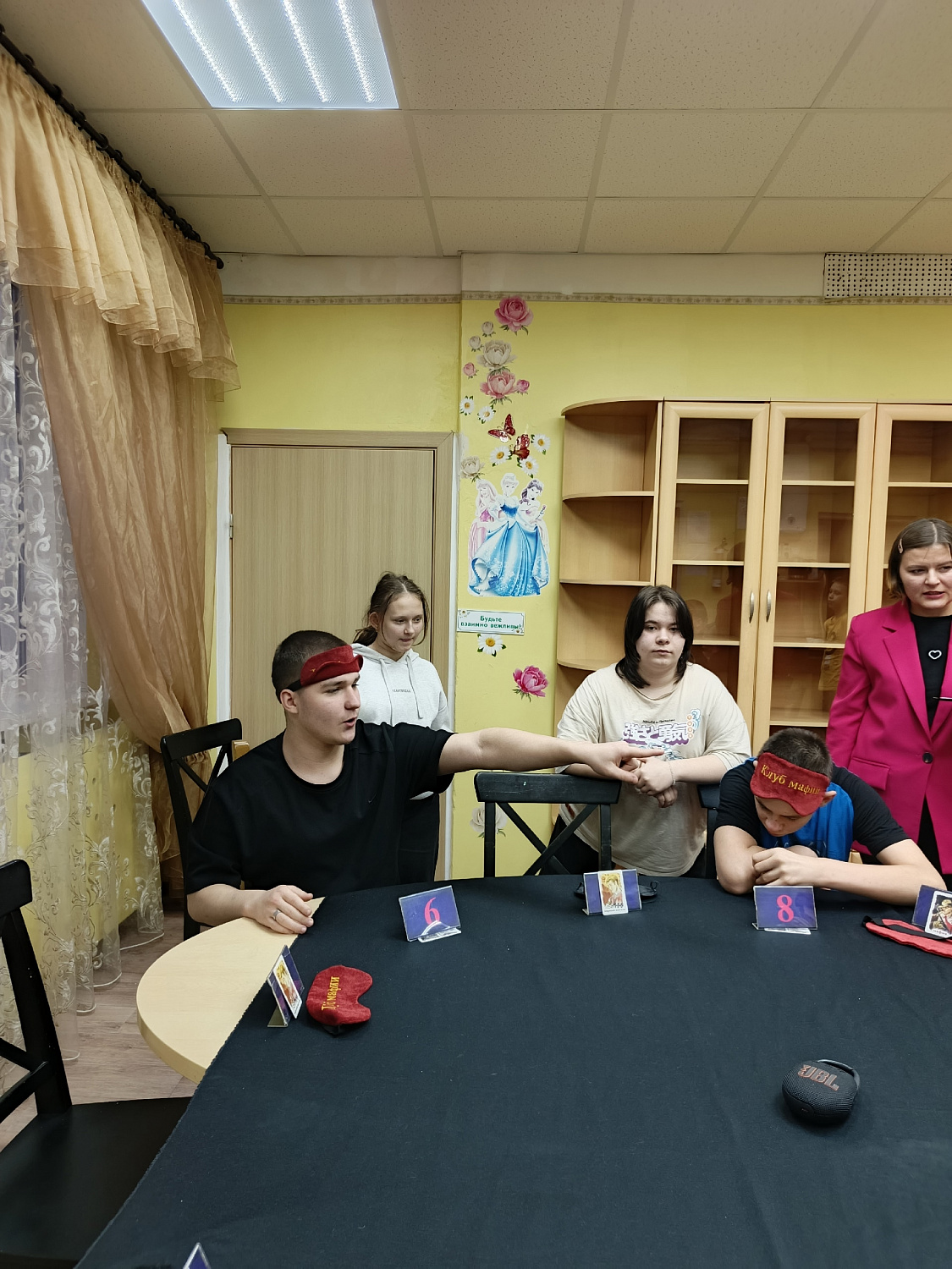 «Мафия» с профессиональным ведущим: вечер стратегий, психологии и дружеского общения