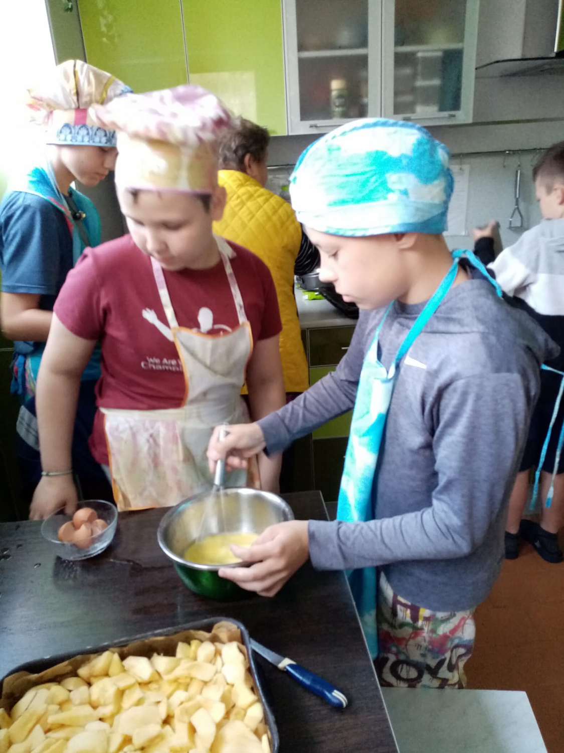 18.09.2023 г. воспитанники ГБУ ЛО «Тихвинский ресурсный центр» учились готовить шарлотку