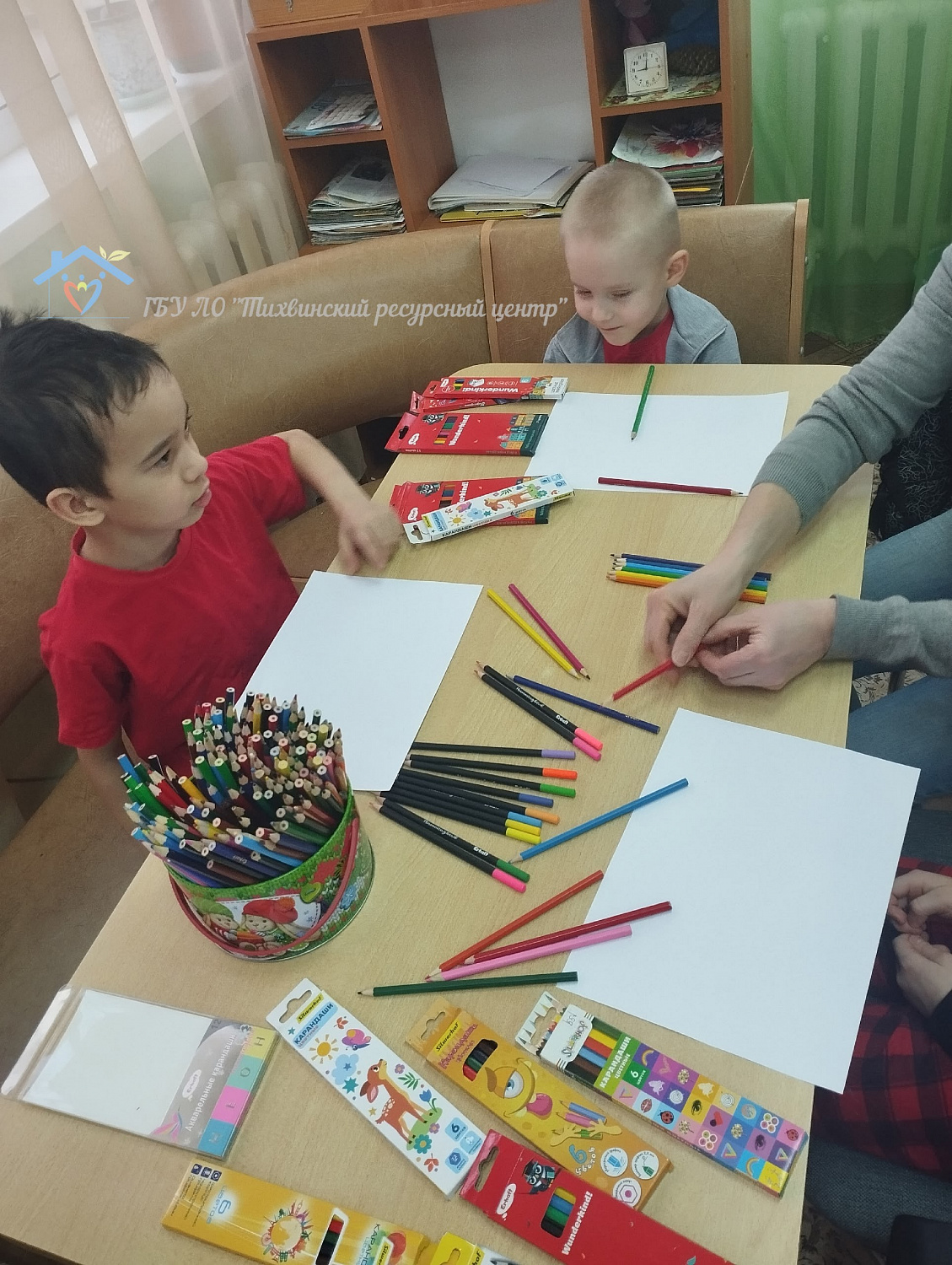 «Каждый охотник желает знать...»: в библиотеке шумно и красочно отметили День цветных карандашей.